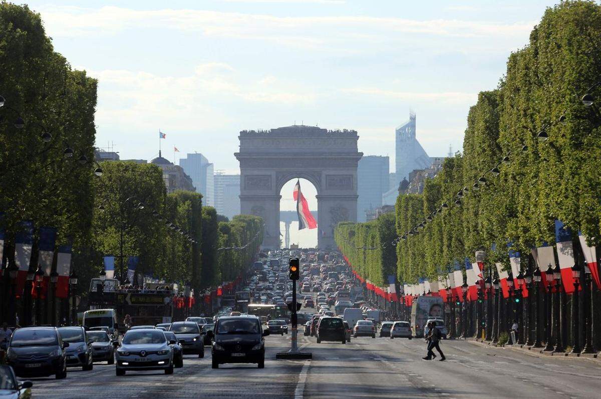 Besungen wurde sie bereits, die Avenue des Champs Élysées. Und auch bei den Mietpreisen dürfte der ein oder andere pfeifen - 14.035 Euro pro Quadratmeter im Jahr. Damit ist sie die zweitteuerste Einkaufsstraße Europas.