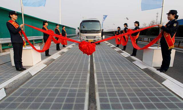  Chinas erste „Solar-Autobahn“. Die Volksrepublik treibt den Ausbau der Erneuerbaren konsequent voran und wird ihre Ziele für 2030 wohl schon vier Jahre zuvor erreichen.  