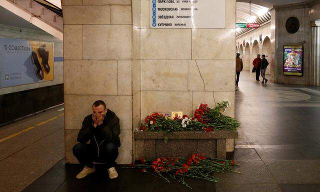 Einsame Trauer in der St. Petersburger Metrostation Technologisches Institut.