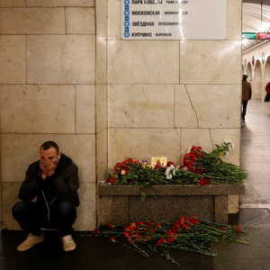 Einsame Trauer in der St. Petersburger Metrostation Technologisches Institut.