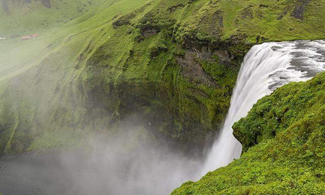 Der Wasserfall Skogafoss in Island.