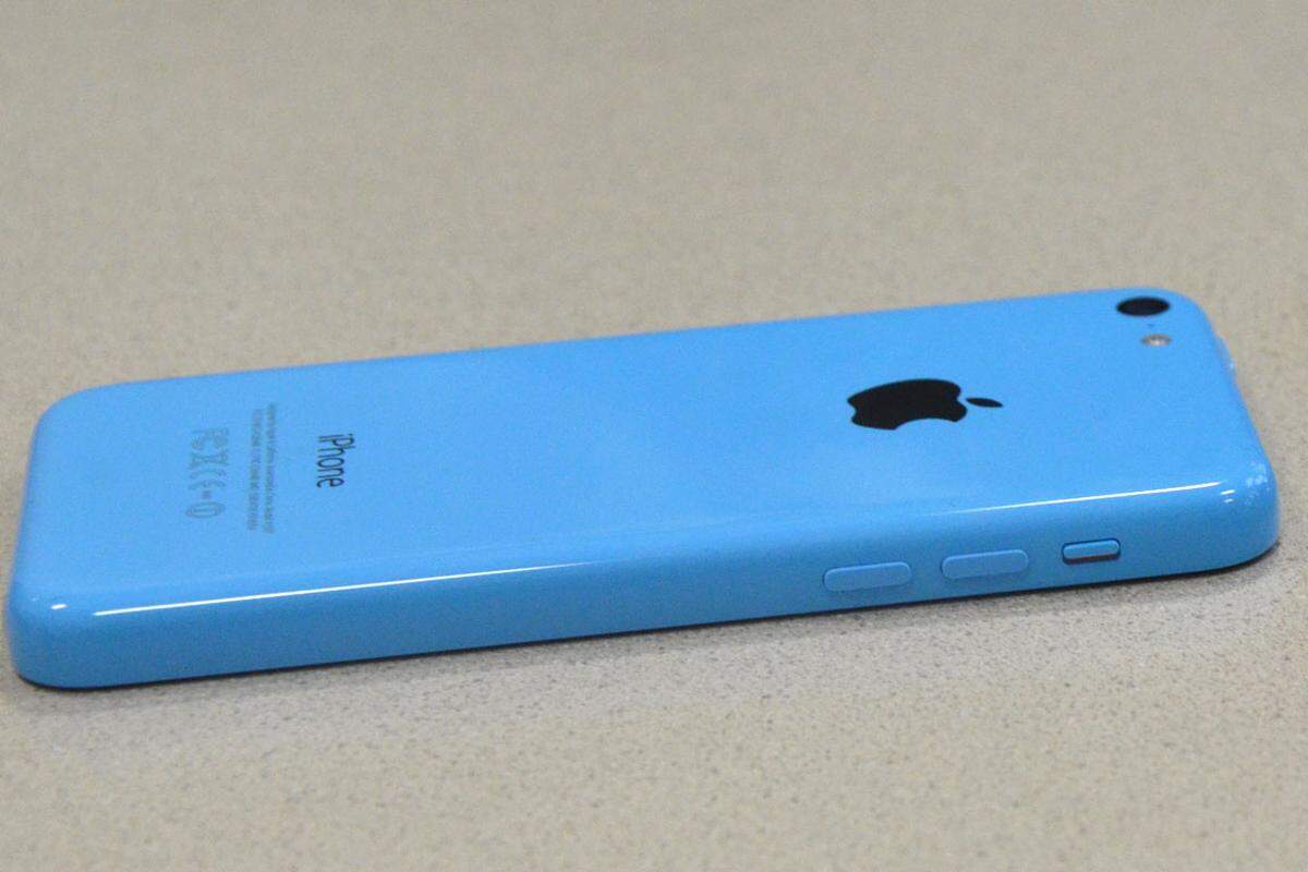 Das iPhone 5C ist um etwa 100 Euro günstiger als das 5S. Technisch gleicht das Gerät dem Vorgänger-Topmodell iPhone 5, optisch probiert es Apple mit einer reinen Kunststoff-Hülle in bunten Farben.