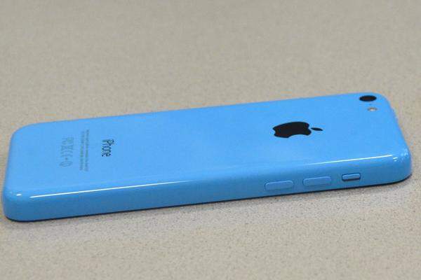 Das iPhone 5C ist um etwa 100 Euro günstiger als das 5S. Technisch gleicht das Gerät dem Vorgänger-Topmodell iPhone 5, optisch probiert es Apple mit einer reinen Kunststoff-Hülle in bunten Farben.