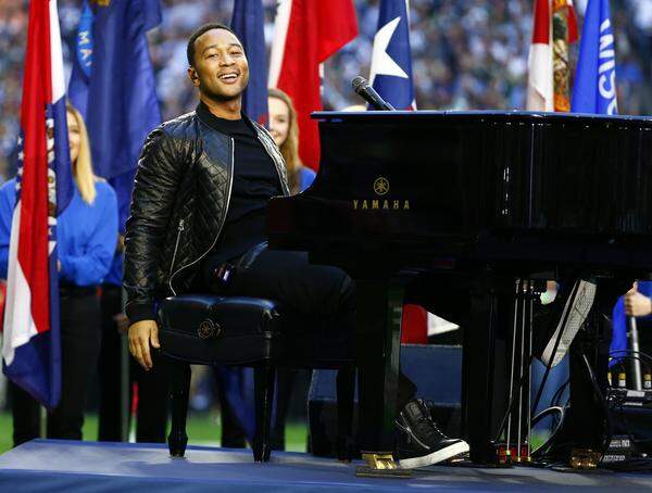 John Legend stimmte die Fans mit „America The Beautiful“ auf die Super Bowl XLIX ein.