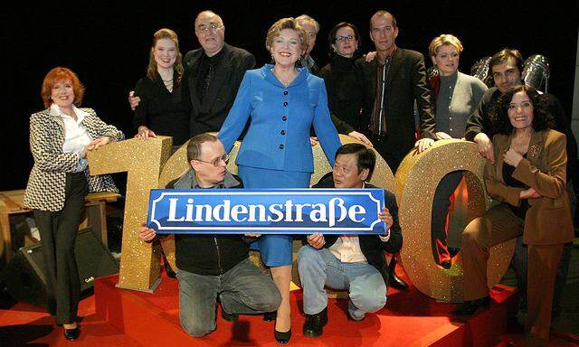 LINDENSTRA�EN-Ensemble - vorn: Schauspielerin Marie-Luise Marjan (GER) mit Horst D. Scheel (GER/Casting) und Schauspiel