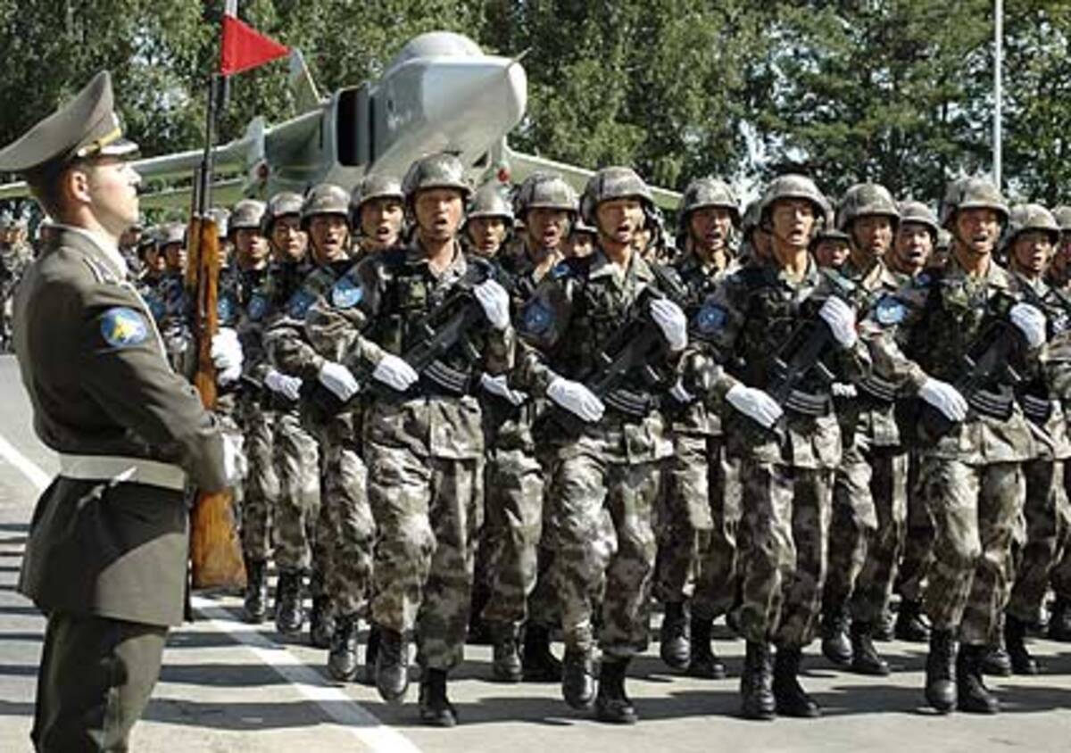 China, das durch Staats- und Parteichef Hu Jintao vertreten war, hatte 1700 Soldaten sowie Kampfflugzeuge und Hubschrauber zu dem Manöver beigesteuert, dessen erster Teil in Xinjiang abgehalten worden war.