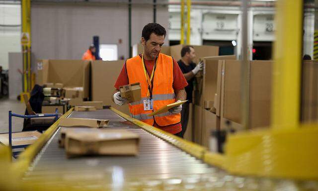 Große Digitalkonzerne wie Google, Apple und Amazon stecken ihr Geld lieber in Patente und Mitarbeiter statt in Fabriken. Im Bild ein Amazon-Lager in Spanien.
