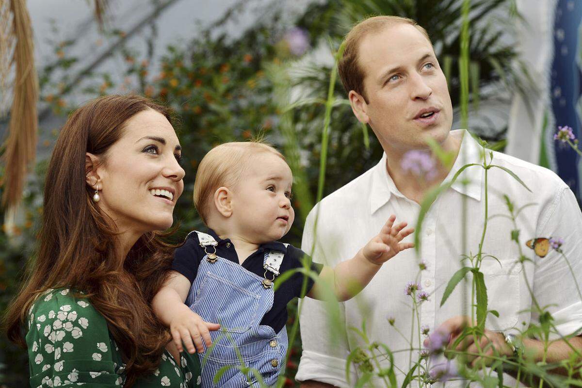 Mit seiner Familie und einigen engen Freunden der Eltern hat Prinz George am 22. Juli seinen ersten Geburtstag gefeiert. Fotografen waren zu der Party im Londoner Kensington Palast nicht zugelassen, dafur ver&ouml;ffentlichte das K&ouml;nigshaus zwei weitere Fotos des Prinzen.  21. Juli 2014