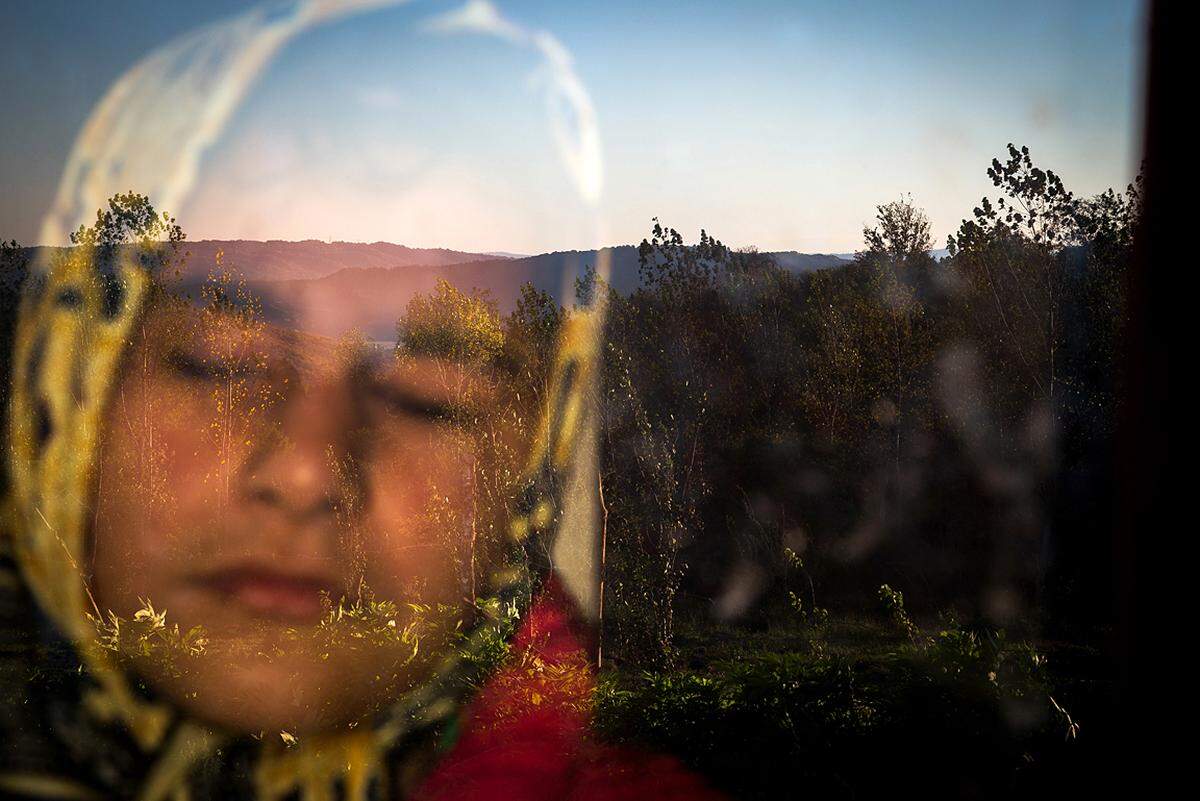Zohreh Saberi, Iran, 2015, Mehrnews Agency, Into the Light Raheleh, die blind geboren wurde, steht am Morgen in Babol, Iran, am Fenster. Sie mag die Wärme der Sonne auf ihrem Gesicht. 