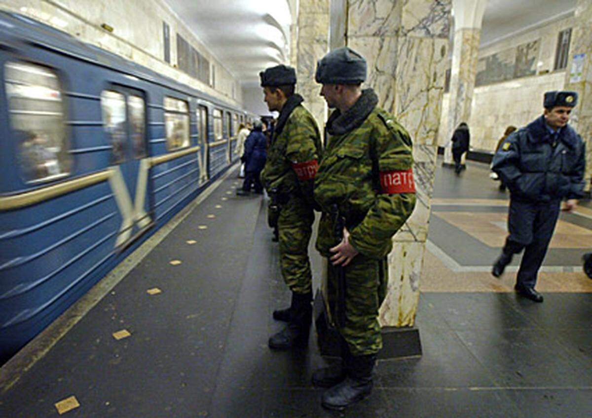 Die beiden betroffenen Stationen liegen auf der "roten" U-Bahn-Linie Moskaus, die anschließend gesperrt wurde.