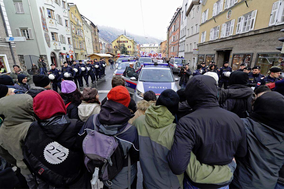 Unter anderem flogen Schneebälle auf die Teilnehmer des Verbandstreffen. Zudem skandierten die Demonstranten: "Nieder mit der Nazi-Pest" oder "Stopp dem Faschismus in jedem Land".