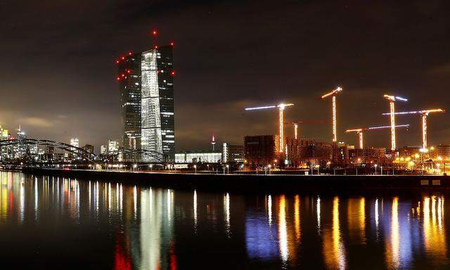 Die EZB wird auch 2021 die Zinsen niedrig belassen, um die Wirtschaft am Laufen zu halten. 