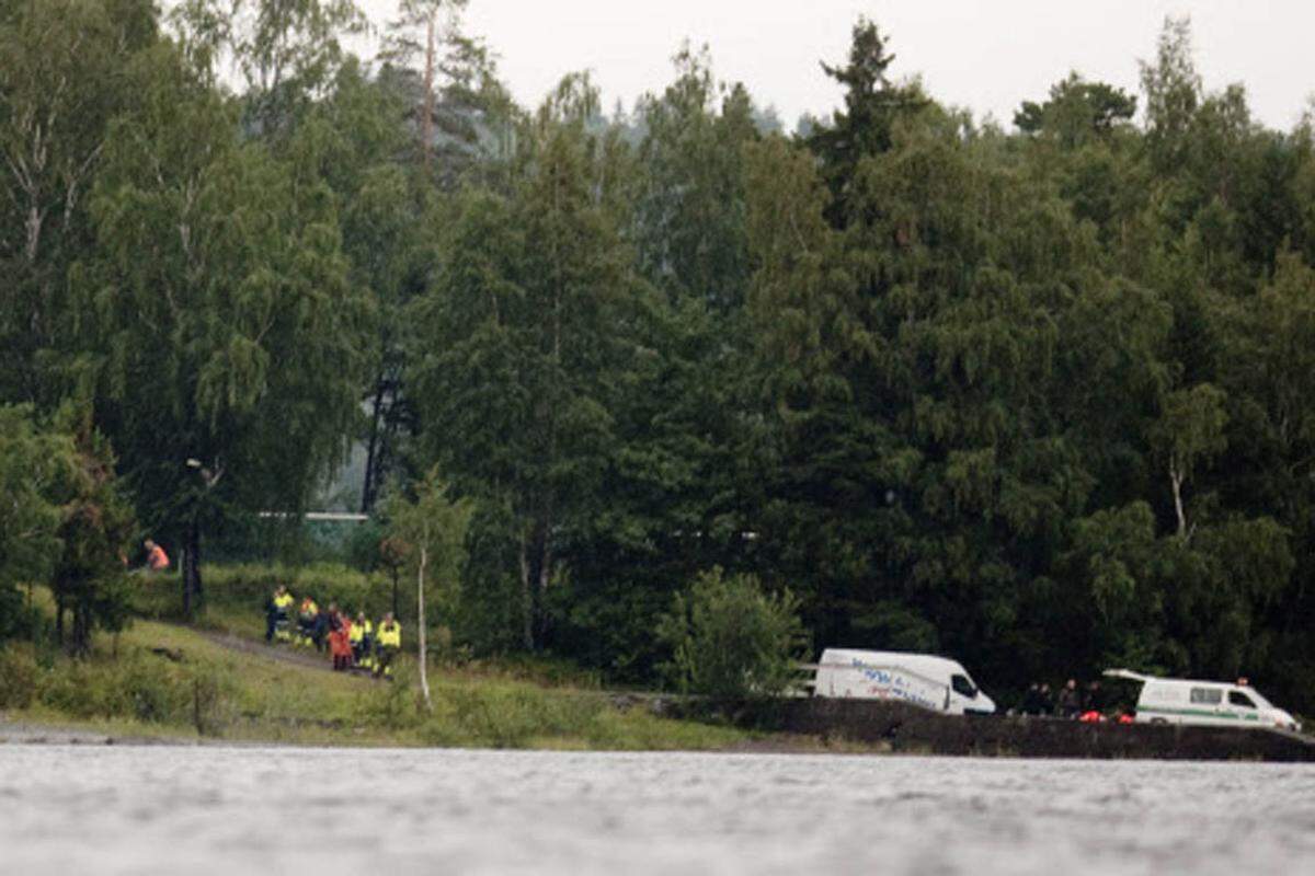 Das Massaker dauert fast eineinhalb Stunden, weil die Anti-Terror-Einheit der Polizei keinen Hubschrauber in Bereitschaft hat und danach lange kein Boot für die Überfuhr findet.