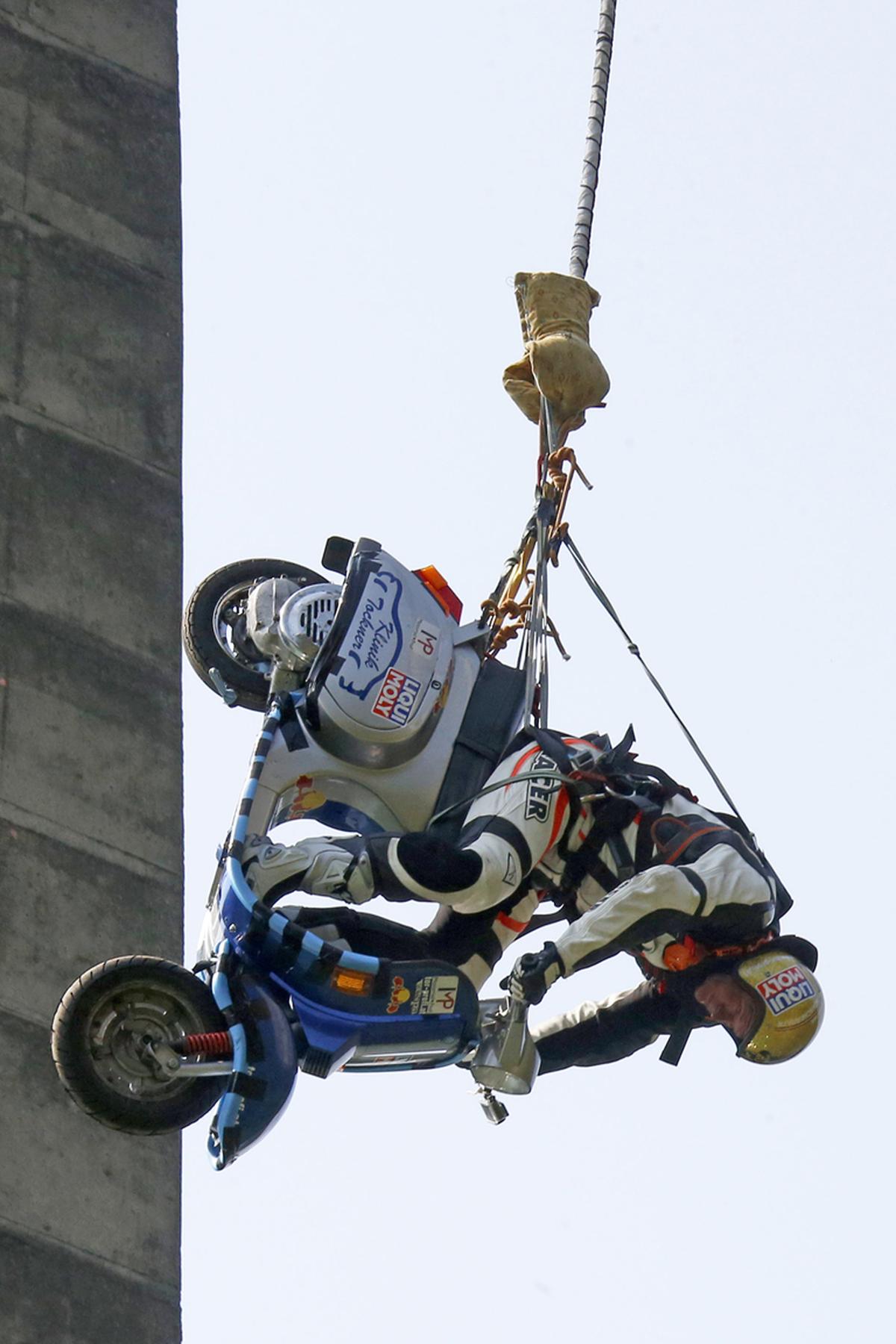 Das werde sein Vespa-Stunt Nummer 17, erzählte er: "Ich bin mit meiner Vespa schon unter Wasser gefahren, habe die Bergiselschanze mit dem Motorroller bewältigt und habe mich einmal von einem Ferrari mit 185 km/h abschleppen lassen."