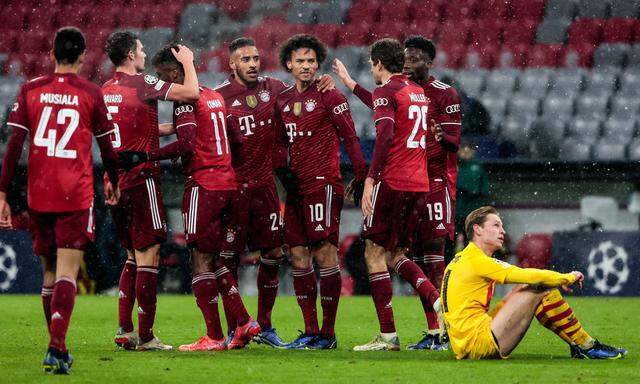 (211209) -- MUNICH, Dec. 9, 2021 -- Leroy Sane (3rd R, up) of Bayern Munich celebrates his scoring with teammates durin