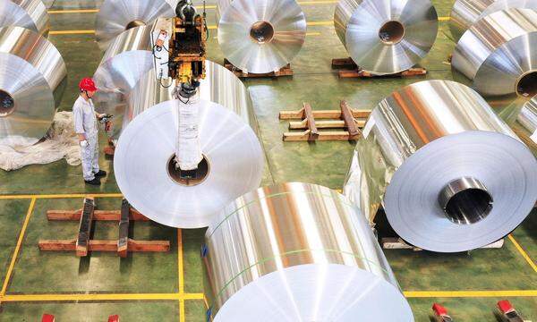 Arbeiter in einer Fabrik im chinesischen Huaibei, die Aluminiumbleche für Batterien herstellen, die exportiert werden. 