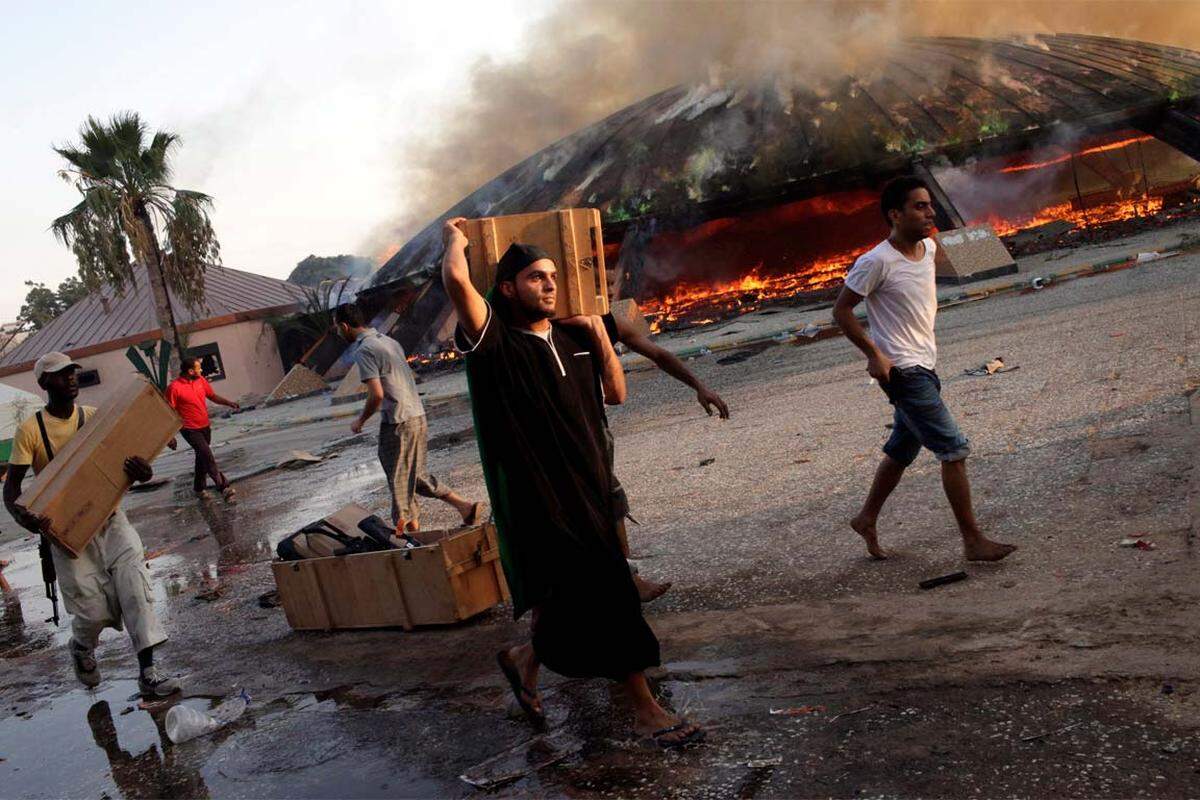 Wenig später der nächste große Erfolg für die Rebellen: Gaddafis Festung Bab al-Azizia wird nach heftigen Kämpfen erobert und danach regelrecht überrannt. Auch Bani Walid wird "vollständig befreit".