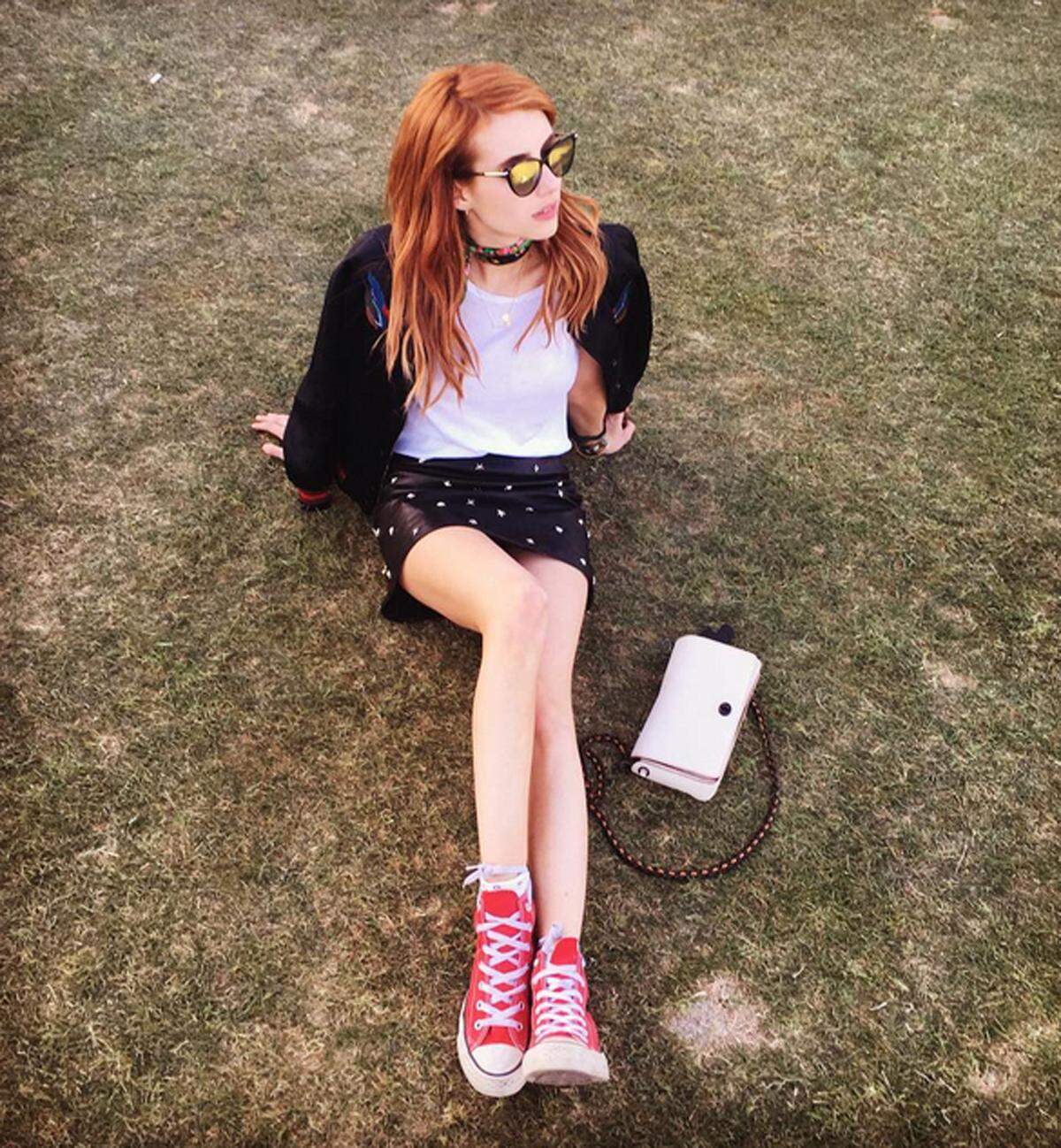 Emma Roberts kombiniert rotes Haar zu roten Converse.