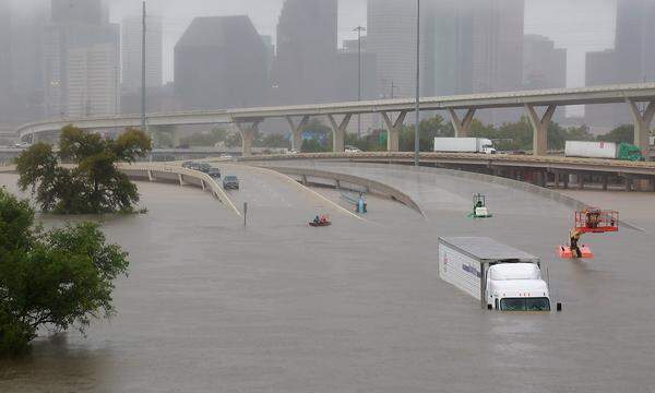 Unablässiger Starkregen in der Folge des Hurrikans "Harvey" hat in der Millionenmetropole Houston Tausende Menschen zur Flucht gezwungen. Allein das Rote Kreuz bereitete sich in der Nacht zum Montag auf die Versorgung von bis zu 28.000 Texanern vor, die durch die Fluten obdachlos geworden sind.