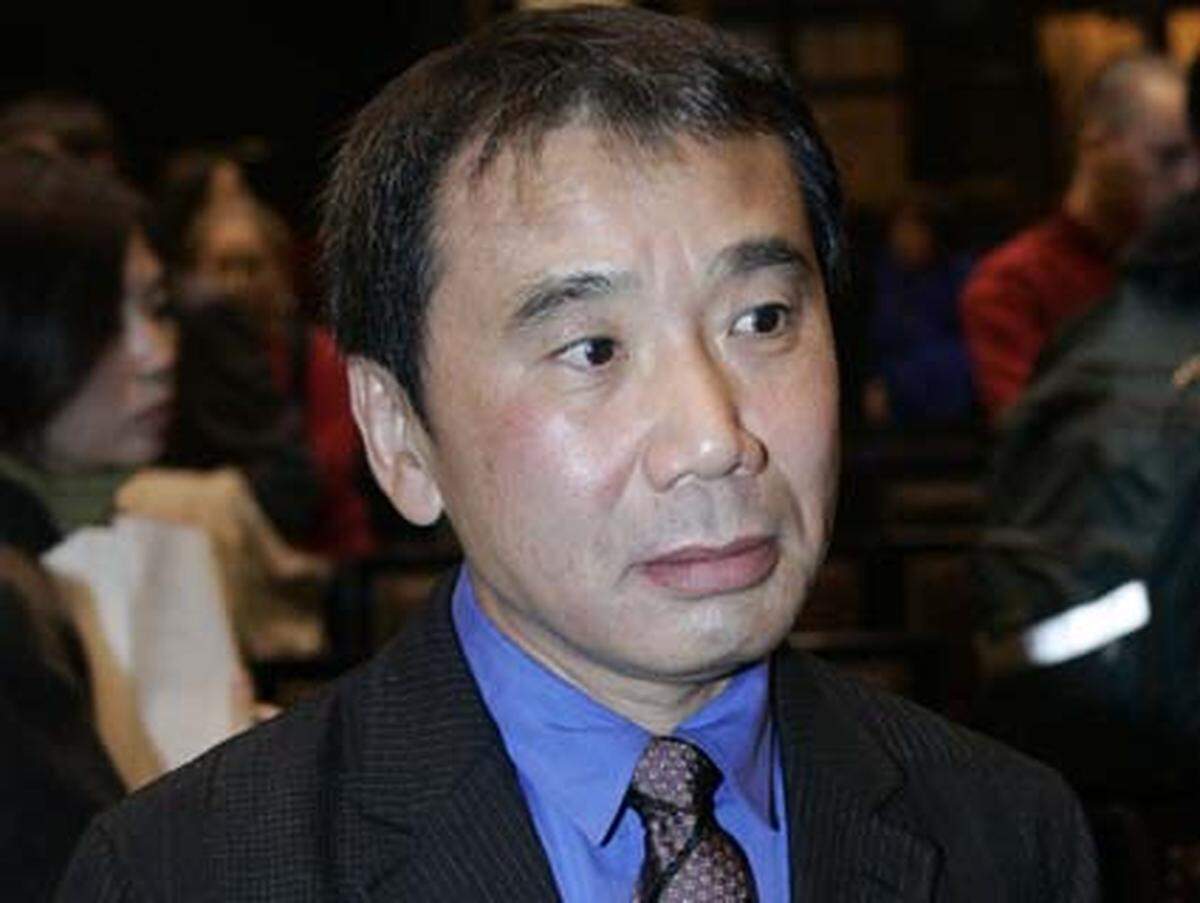 Auch der Name Haruki Murakami fällt, wenn es um Anwärter für die diesjährige Auszeichnung geht. Auf der Seite des Ladbrokes-Wettbüros wird der Japaner auf Platz sechs gereiht. Der Romancier ist sicherlich der bekannteste japanische Autor der Gegenwart. Seine Romane - etwa "Wilde Schafsjagd" (1982), "Gefährliche Geliebte" (2000) und "After Dark" (2005) - sind häufig im Stil des magischen Realismus gehalten. Kritiker werfen ihm einen stark "verwestlichten" Stil vor.