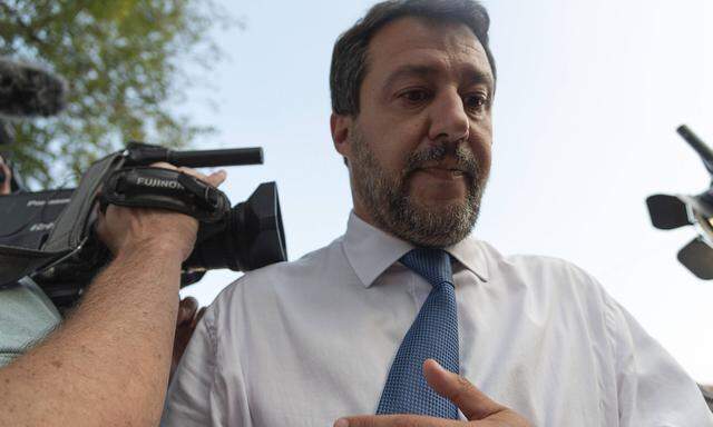 "Ich glaube, ich bin der einzige Minister in Europa, der vor Gericht steht, weil er seine Pflicht erfüllt hat", sagte Salvini.