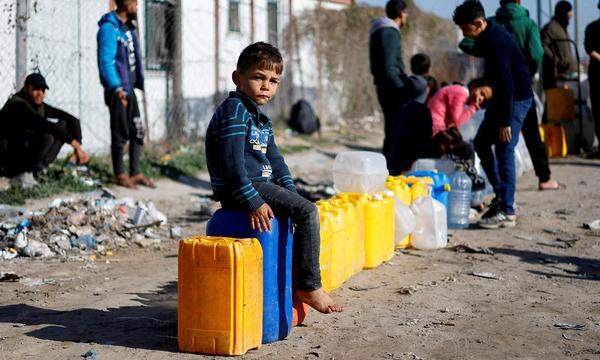 Palästinenser in Rafah an der Grenze zu Ägypten. Sie mussten aus weiter nördlich gelegenen Teilen des Gazastreifens flüchten. 