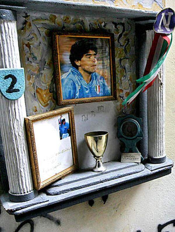 Der "Fußballgott" Diego Maradona hat seine eigene Kirche: Zu den zehn Geboten der "Iglesia Marodoniana" (Maradona-Kirche) gehört etwa "Liebe das Fußballspiel über alles." und "Sei kein Dickkopf und lass die Schildkröte nicht entkommen." Fußballfans gründeten die Kirche zu Ehren von D10S (spanisches Wortspiel: Dios = Gott, 10 war die Nummer auf Maradonas Trikot) am 30. Oktober 1998, dem Geburtstag Maradonas, der in der Iglesia Maradoniana als "Weihnachten" gefeiert wird.