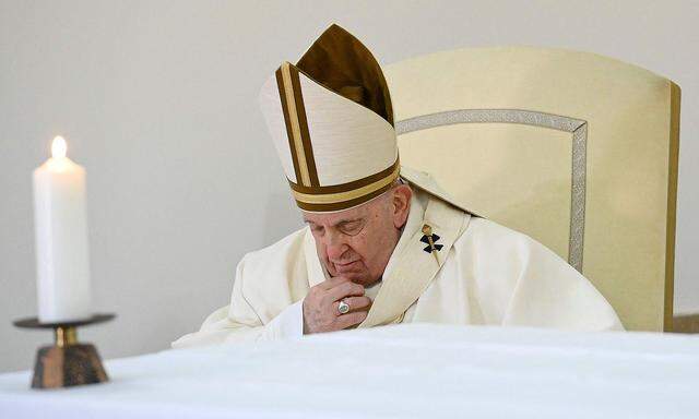Papst Franzikus auf einem Bild vom Gründonnerstag von der Messfeier in einem Gefängnis in Rom.