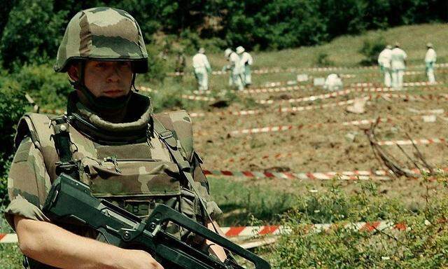 Bereits kurz nach dem Kosovo-Krieg 1999 wurden Massengräber gefunden (Archivbild). Noch immer werden allerdings 1700 Personen vermisst