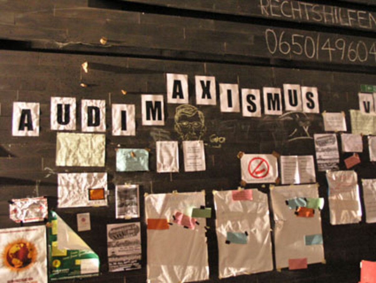 Am Tag 42 der Besetzung ist der Strom ausgefallen, man behilft sich mit Verlängerungskabeln und einem Spot auf der Bühne. Es läuft gemütliche Musik, am Nachmittag sind zwischen 20 und 30 Studenten da.