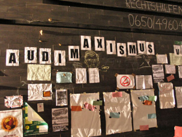 Am Tag 42 der Besetzung ist der Strom ausgefallen, man behilft sich mit Verlängerungskabeln und einem Spot auf der Bühne. Es läuft gemütliche Musik, am Nachmittag sind zwischen 20 und 30 Studenten da.