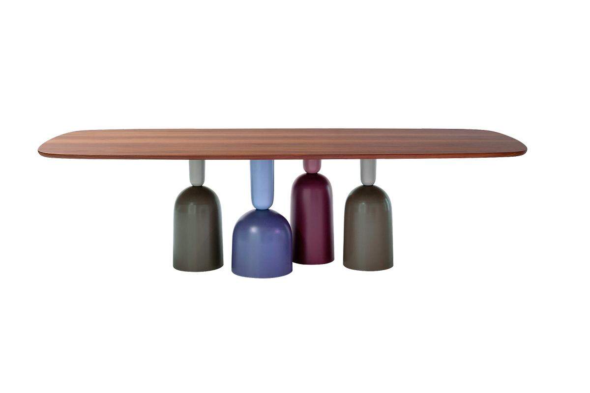 Roberto Paoli gestaltete den Tisch „Cop“, die Tischbeine sind aus farbig lackiertem Metall.