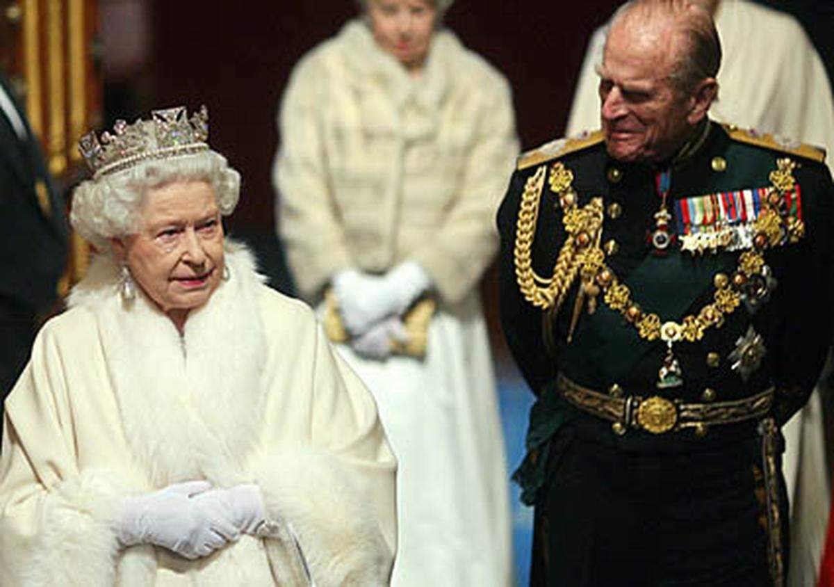 Sonst immer an ihrer Seite bei königlichen Terminen, ist Queen Elizabeth II. derzeit ohne ihren Ehemann Prinz Philip unterwegs: Wegen einer Rückenverletzung müsse sich der 87 Jahre alte Duke of Edinburgh auf Anraten der Ärzte schonen, teilte der Buckingham Palast mit. Der Grund für den "Hausarrest": Prinz Philip hat sich bei einer Kutschenfahrt einen Rückenmuskel gezerrt, langes Stehen falle im deshalb besonders schwer.