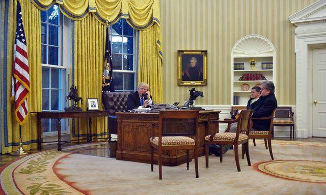 Ohne sie geht nichts: Wenn Donald Trump mit ausländischen Staatsführern telefoniert, sind Stephen Bannon (rechts) und Michael Flynn stets dabei.