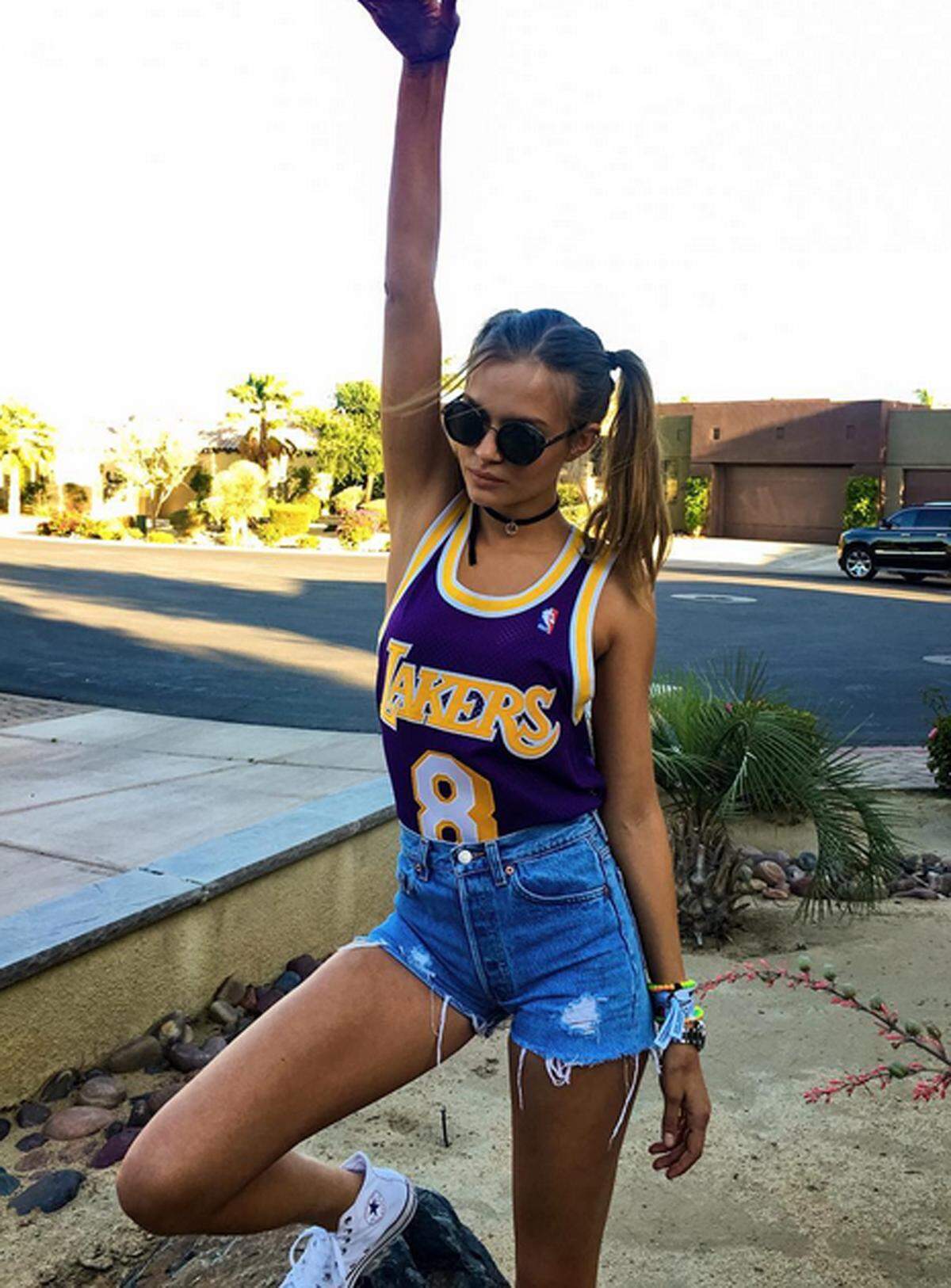 Als Girlie mit Jeansshorts, Basketball-Shirt und Zöpfen präsentierte sich Model Josephine Skriver am Festivalgelände.