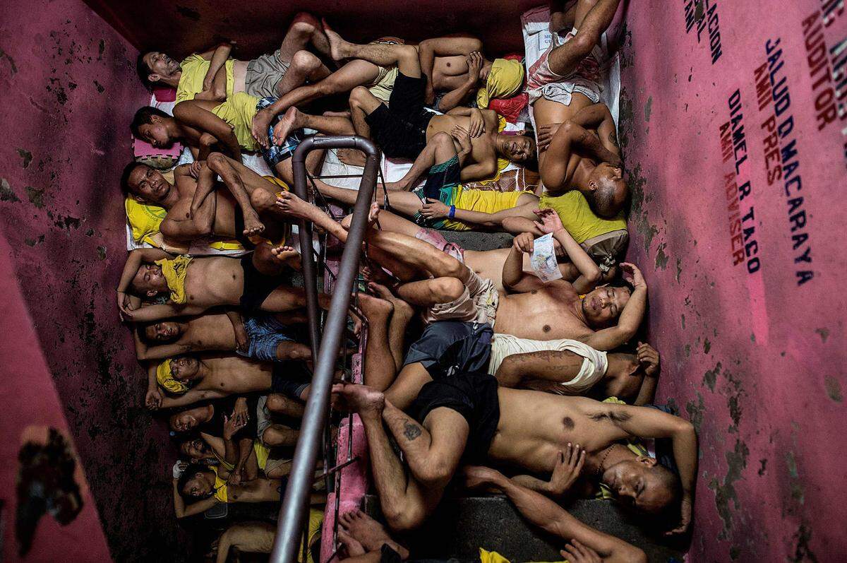 Noel Celis dokumentierte am 30. Juli 2016, wie die Insassen des überfüllten Quezon City Gefängnisses in Manila im Stiegenhaus schlafen. 