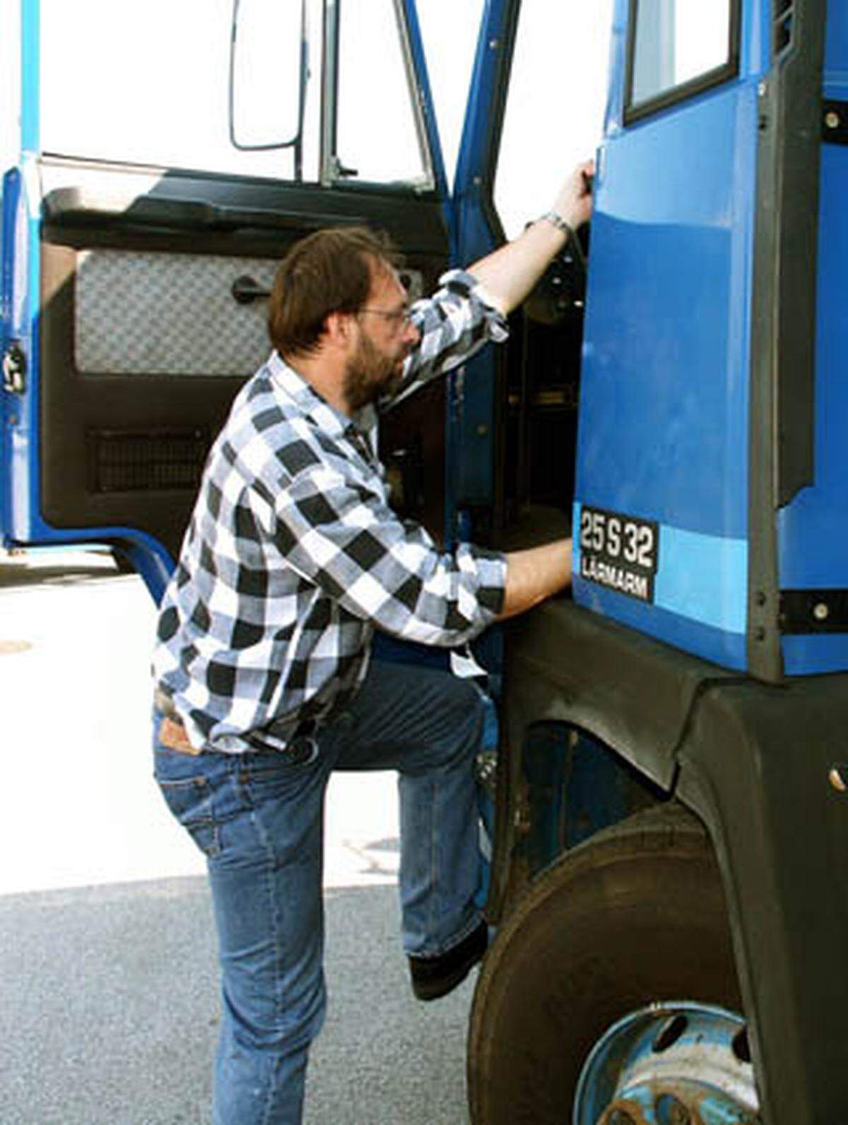 Berufskraftfahrer lernen in den drei Lehrjahren mehr als nur Lkw-fahren. Die Ausbildung beinhaltet auch Lade/Sichertechnik, Routenplanung und Grundkenntnisse der Mängelbehebung. Trotzdem gibt es per Ende 2009 nur einen einzigen Lehrling, wie aus der Erhebung der Wirtschaftskammer Österreich hervorgeht.