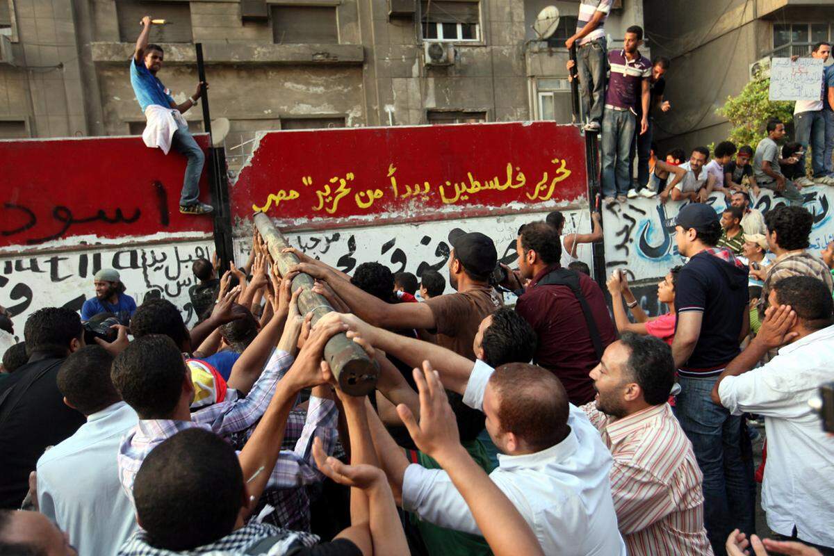 Zunächst demonstrieren am Freitagabend hunderte Menschen vor der Botschaft. Hintergrund ist der Tod von fünf ägyptischen Grenzpolizisten. Israelische Sicherheitskräfte verfolgten vor drei Wochen mutmaßliche palästinensische Attentäter an der Grenze zu Ägypten verfolgt und erschossen dabei die Ägypter.
