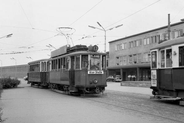 Stra&szlig;enbahnAb 1913 fuhr zwischen Alser Stra&szlig;e und S&uuml;dbahnhof die Linie 13. Als sie mit 1. Juli 1961 eingestellt wurde, wurde dies mit einem Volksfest zelebriert.Bild beim S&uuml;dbahnhof: Linie 13, Fahrtrichtung Alserstra&szlig;e, rechts ein Zug der Linie D, Juni 1961