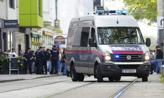 Der Mann soll entweder in einer Lokalität bei oder direkt auf der Simmeringer Hauptstraße angeschossen worden sein.