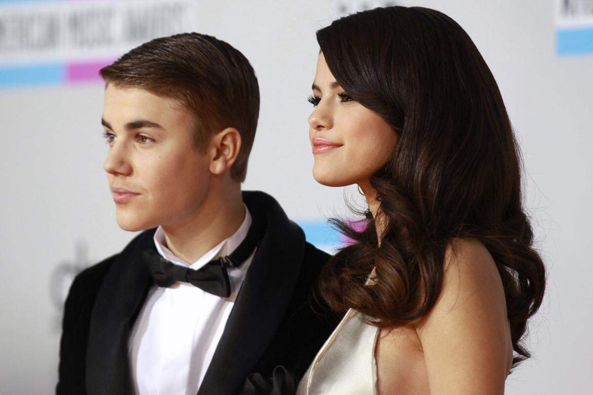 Während sein Anwalt zwischen Toronto und Miami pendelt, sorgt die Problemdiva fur Liebesgeruchte. Justin Bieber soll sich wieder mit seiner Exfreundin Selena Gomez vertragen. Die beiden besuchten Anfang März zusammen ein Tanzstudio in Texas und legten dort eine innige Performance auf das Parkett. Videos von dem Auftritt postete Bieber selbst auf Instagram, tauschte sie aber kurz danach gegen Selena-Porträts aus.