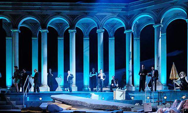 Ein zerbombter Swimmingpool vor protzigen Kolonnaden nach antikem Vorbild: die neue „Salome“-Inszenierung im Linzer Musiktheater.