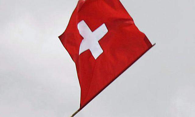  Ein Flaggenwerfer wirft am 12. Aug. 2007 in Grindelwald eine Schweizer Fahne in die Luft. 