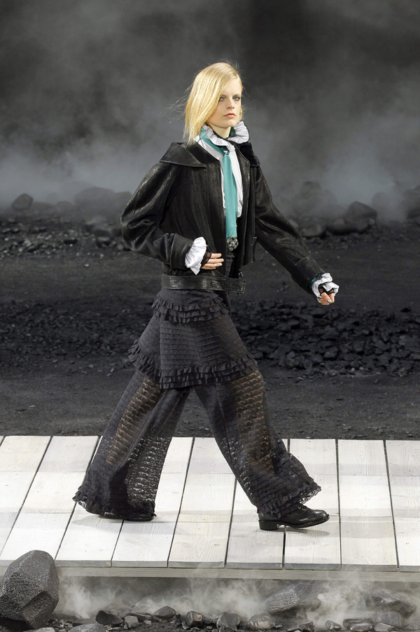 Lagerfeld schaffte mit seiner Chanel HW11/12 Kollektion ein düsteres Bild der Hoffnungslosigkeit und Depression. Die Models defilierten in einer Staubwolke.