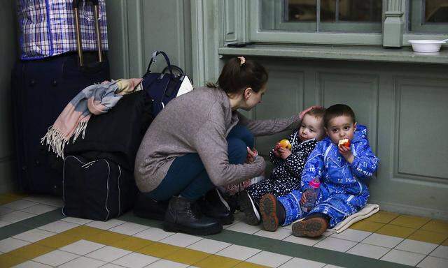 Eine junge Mutter mit ihren zwei Kindern auf der Fluch aus Kiew.