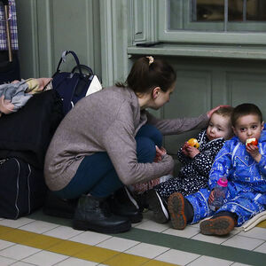 Eine junge Mutter mit ihren zwei Kindern auf der Fluch aus Kiew.