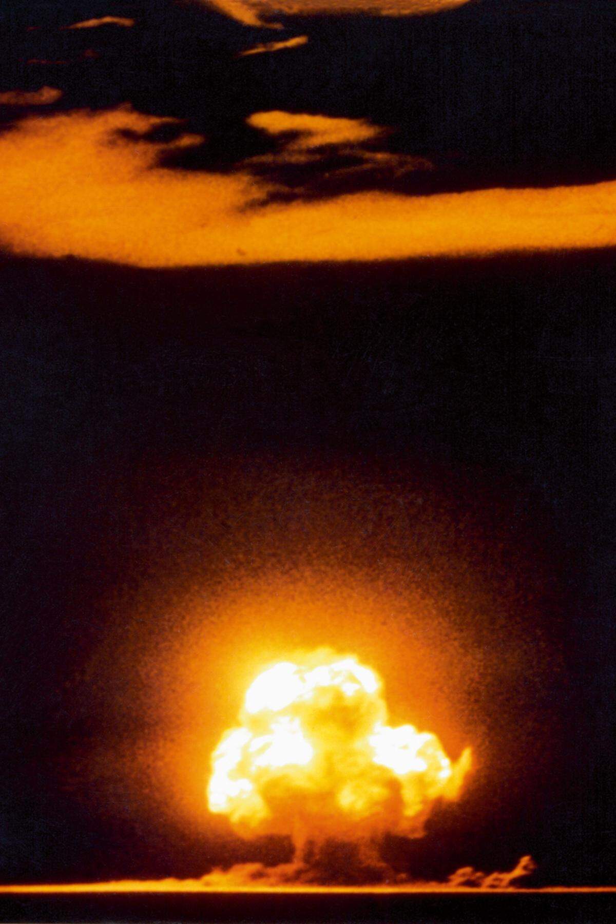 Es war der 16. Juli 1945 als im US-Bundesstaat New Mexico um 5:29 Uhr morgens die erste Atombombe gezündet wurde. "Das ganze Land war erhellt von einem versengenden Licht, dessen Stärke viele Male größer war als das der mittäglichen Wüstensonne. Dreißig Sekunden später kam zuerst die Explosion (...) dann folgte fast unmittelbar ein lautes anhaltendes schauerliches Donnern, wie eine Warnung vor dem Jüngsten Tag", sagte damals General Farrell, Vizechef des Manhattan-Projekts.