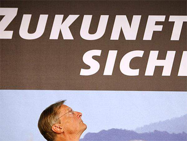 Schüssel nützte es und ging trotz vieler skeptischen Stimmen erneut eine Koalition mit den Freiheitlichen ein und blieb auch an ihrer Seite, als sich die Partei spaltete. Statt Schwarz-Blau hieß es eben Schwarz-Orange - und trotz aller Turbulenzen schien es so, als ob die ÖVP, die fast wie in einer Alleinregierung agierte, dank Bawag-Skandals wieder auf Platz eins landen würde. Ein Irrtum, wie sich nach einem langweiligen und emotionsarmen Wahlkampf der Volkspartei herausstellte, bei dem Schüssels Popularität offenbar überschätzt wurde.