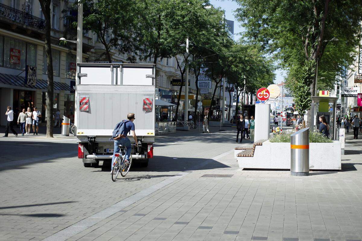 Queren lässt sich die Mariahilfer Straße überhaupt nur in Westbahnhof-Nähe (von der Kaiserstraße in die Stumpergasse und von der Schottenfeld- in die Webgasse; Bild).