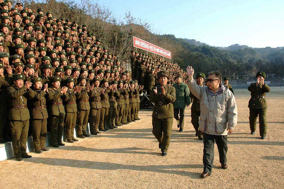 Nach Ansicht westlicher Experten wurde er dagegen bereits 1941 in einem Trainingslager der sowjetischen Armee bei Chabarowsk in Sibirien geboren, wo sein Vater und Vorgänger, der "Ewige Präsident" Kim Il-sung, diente.